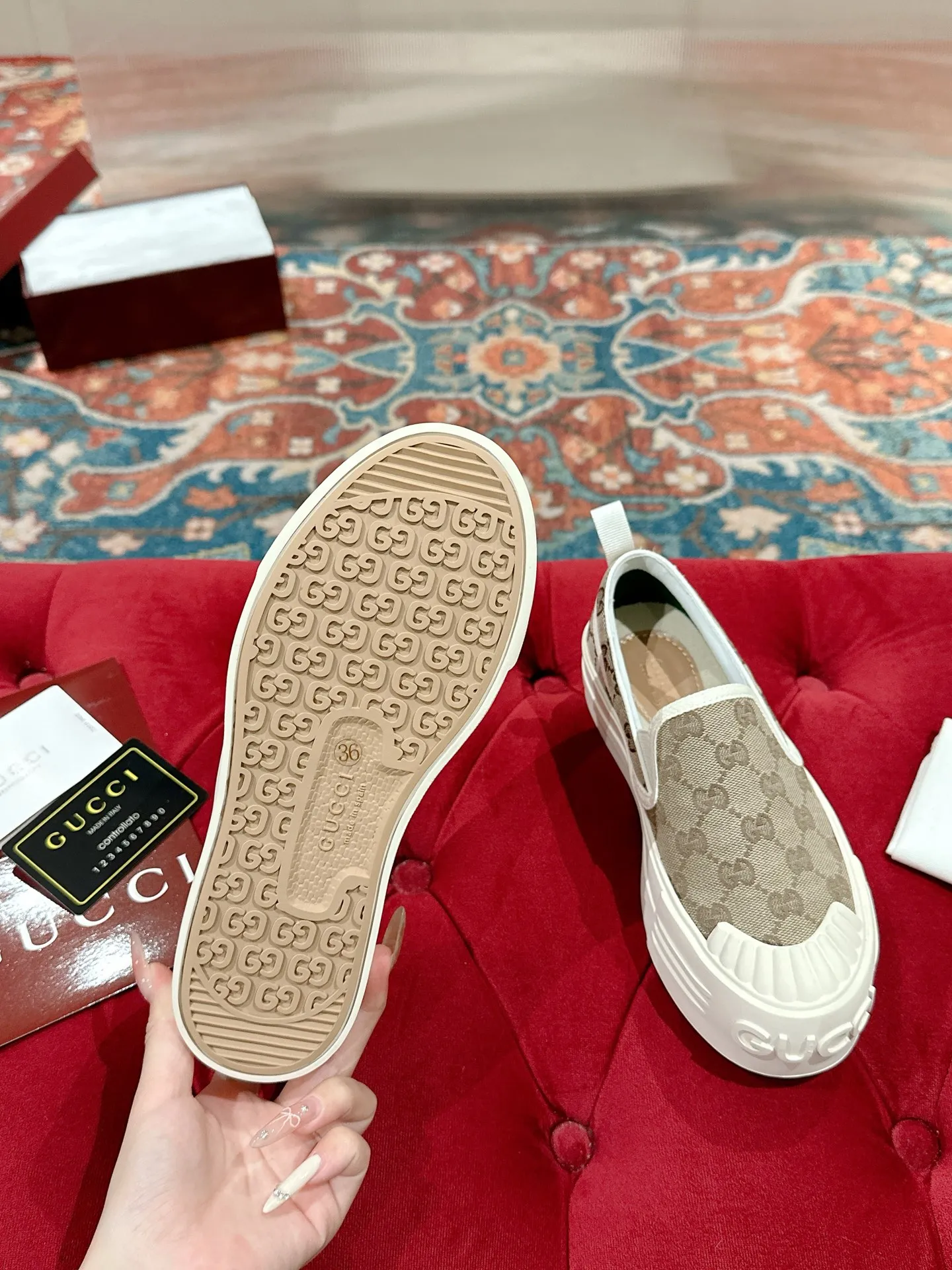👟👟Ex-factory price 520👟👟 Women's models are new🆕 Arrival Gucci tennis 1977 classic Loft series canvas shoes... 2025 hot recommended model, G+1977×Disney cooperation series... GG canvas is made of finished products and incorporates brand elements. The retro style is rich, the classics and feelings are perfect for recall! Each color fabric developed by the original version is customized by the original version, and we pursue the ultimate in large-scale products! Market-level top version ⚠ Fabric: Customized GG cloth electric embroidery/5D washed distressed canvas Lining: Customized terry cloth lining (the feet are fitted and cannot be disassembled) Outsole: Original molded TPU two-color outsole Size: 35-40 (41 customized)
